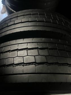 Tengo 2 llantas 22/70R19.5 GOOYEAR G647 RSS LOD RANGLE G AÑO 24
