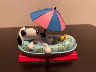 Snoopy vacation figurine