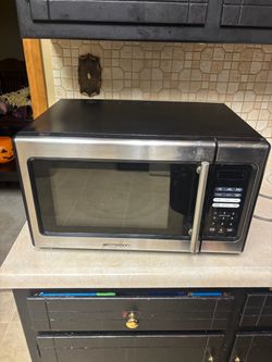 Emerson Countertop Microwave 900W