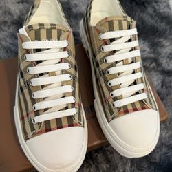 Burberry Shoes / Sneakers 