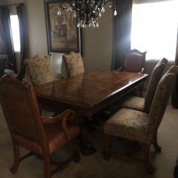 Nice Wood Dining room Table and Chairs
