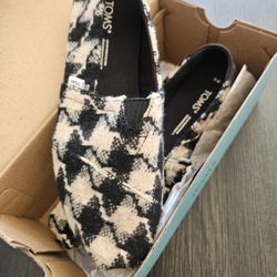 $20 New Tom's Size 6 Womans 
