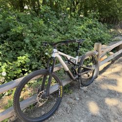 2022 Specialized Stumpjumper EVO full suspension mountain bike 