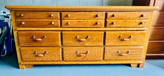 Thomasville Oak Wood 9-Drawer Dresser with mirror