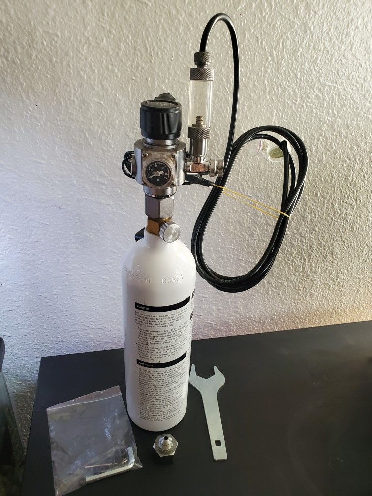 UNS mini regulator and 24 oz Co2 tank 