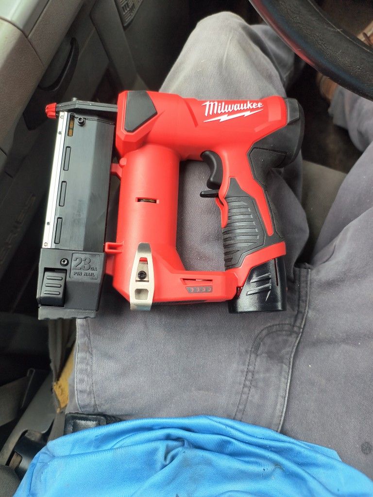 Milwaukee M12 Pin Nailer