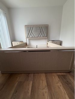 Queen Bed + 2 Nightstand