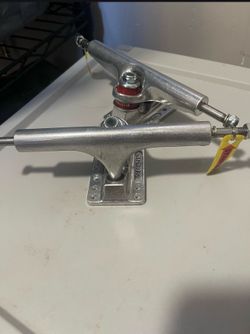 Independent skateboard trucks