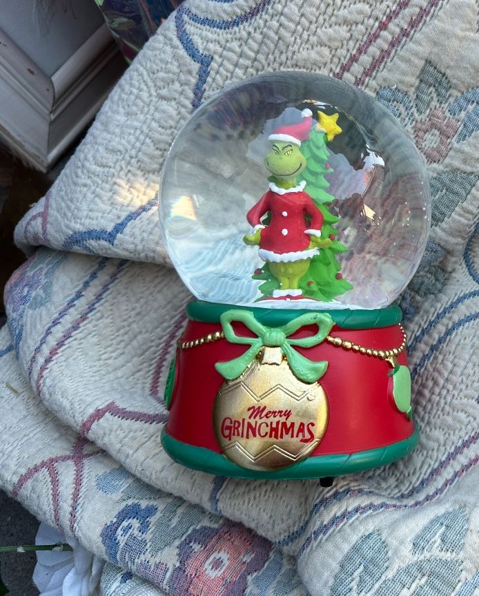Grinch Musical Water globe