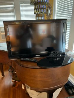 Samsung 32 inch television with stand and remote Samsung 32 inch television with stand and remote