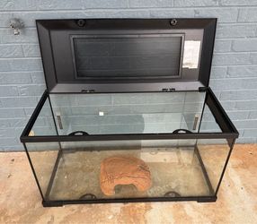 Large reptile tank with locking lid