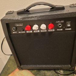 LyxPro AGL-20 electric guitar amplifier.
Key Features
Power: It is a 20-watt solid-state amplifier.
Speaker: Features a built-in 6.5" speaker.
Inputs/