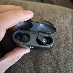 beats by dre only one headphone tho mae me an offer