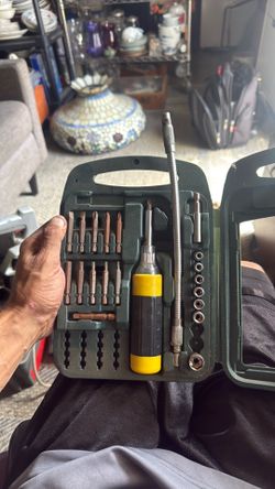 Reversible screwdriver with pieces