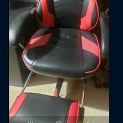 Chair Recliner For Gaming, Office, Or Room, Very Conformable, You Can amost lay flat and fall Sleep, has  a slide out for your feet to rest .