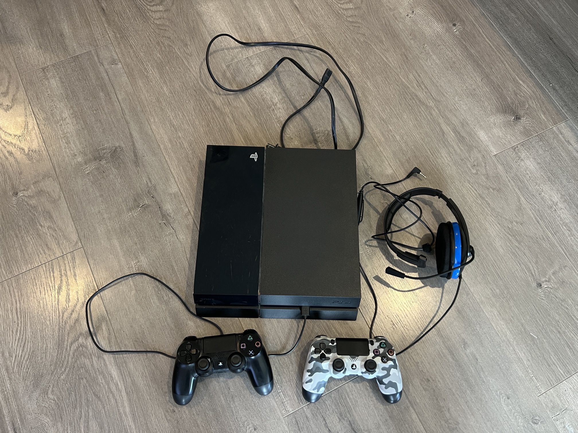 PS4 With 2 Controllers And Headset