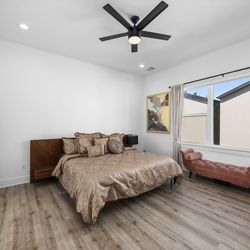 King Bed & Dresser Set – Like New