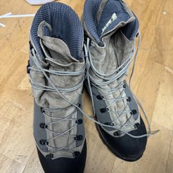 Bates Mountain Climbing Boots Men's 11W 2008