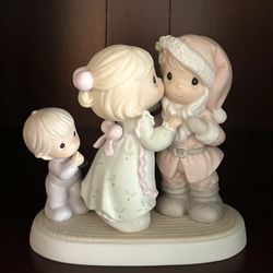 Christmas Decor Precious Moments – "I Saw Mommy Kissing Santa Claus"