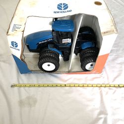 Great Condition (Rare Find) Us Made By ERTL Scale 1/16 Diacast (New Holland-TJ375) Toy Farm Tractor. Retails $595. Very Collectible.