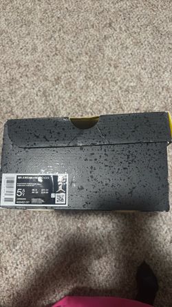 Jordan 4 thunder authentic size 5.5 youth