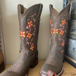 Female Boot 28