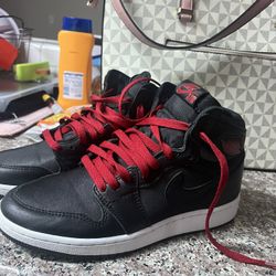 Nike Air Jordan 1 Retro High OG  Size 5.5