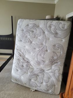 QUEEN SIZE MATRESS AND BOX SPRING