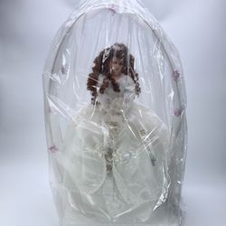Mis Quince Años Porcelain Quinceañera Muñeca Doll White Dress Metal Arch Flowers