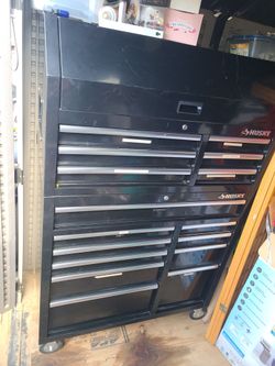 HUSKYS TOOL BOX ASIN PICTURES.. MINOR SCRATCHES BUT I GREAT CONDITION HARDLY NEVER USED.. NO LOW BALLING WELL BE IGNORED... SE HABLA ESPANOL.. CHECK O