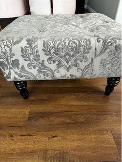 Elegant tufted ottoman bench