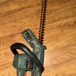 Black & Decker 16-inch Corded Electric Hedge Trimmer, model TR255