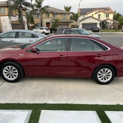 2015 Toyota Camry Hybrid (clean title)