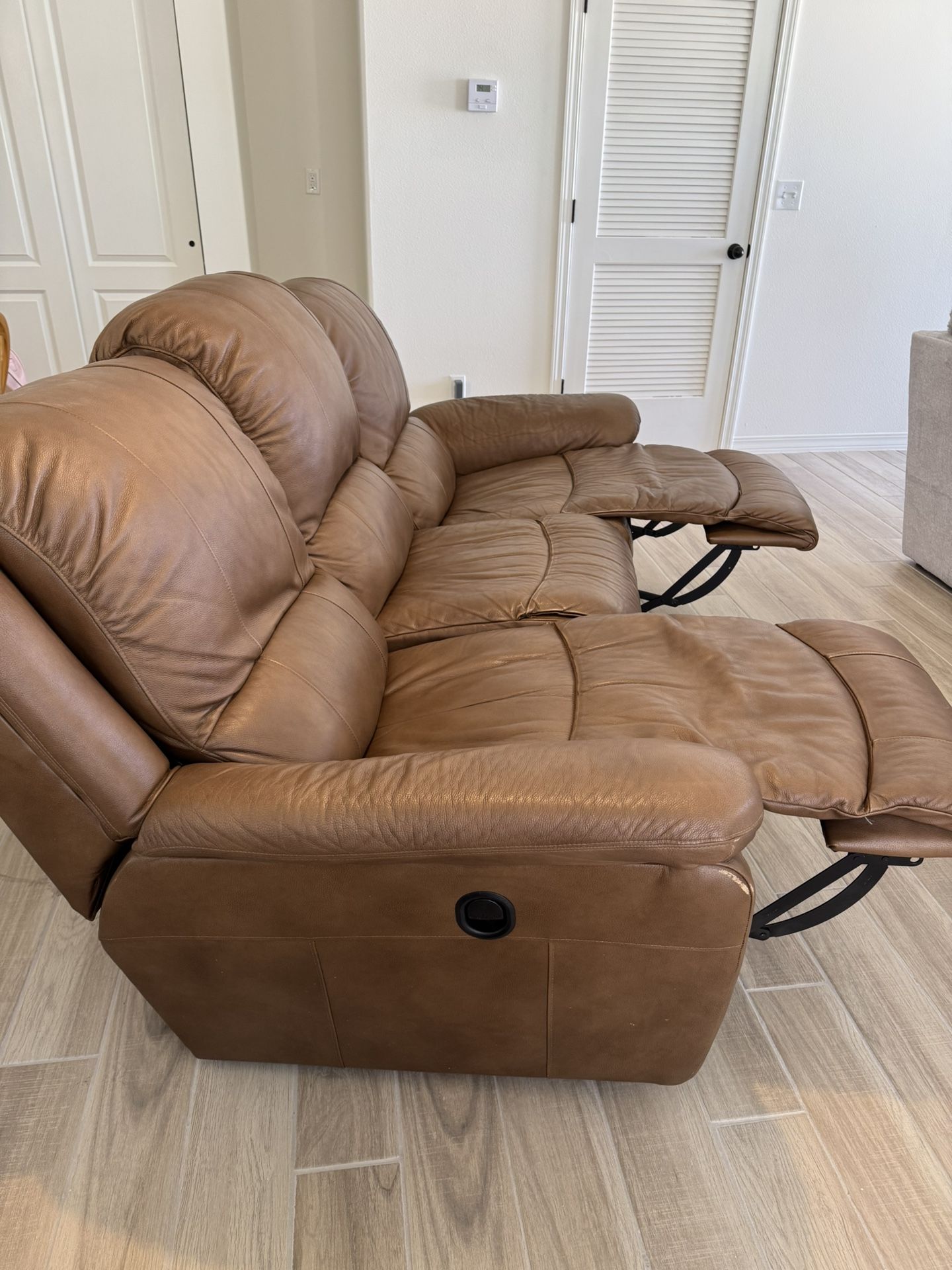 Leather reclining sofa / Sofa reclinable de cuero
