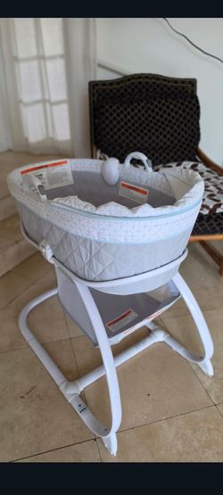 Bassinet with Stand rocks and take along, Storage bottom