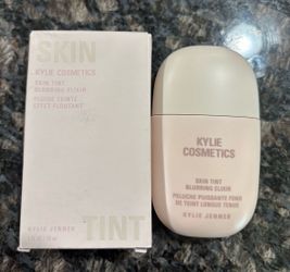 NEW KYLIE COSMETICS SKIN TINT BLURRING ELIXER FOUNDATION IN 2C  $15!!