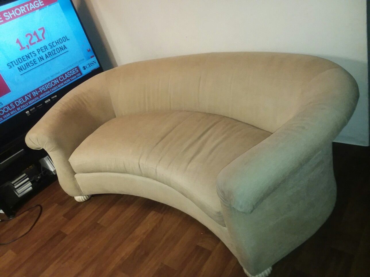 Jumbo White Couch No rips tears or stains. FREE DELIVERY ANYTIME