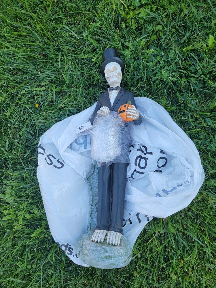 27" Pre-Lit Skeleton with Lantern Statue