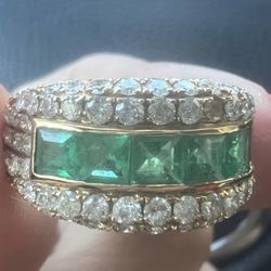 Emeralds and diamonds 18 k gold ring