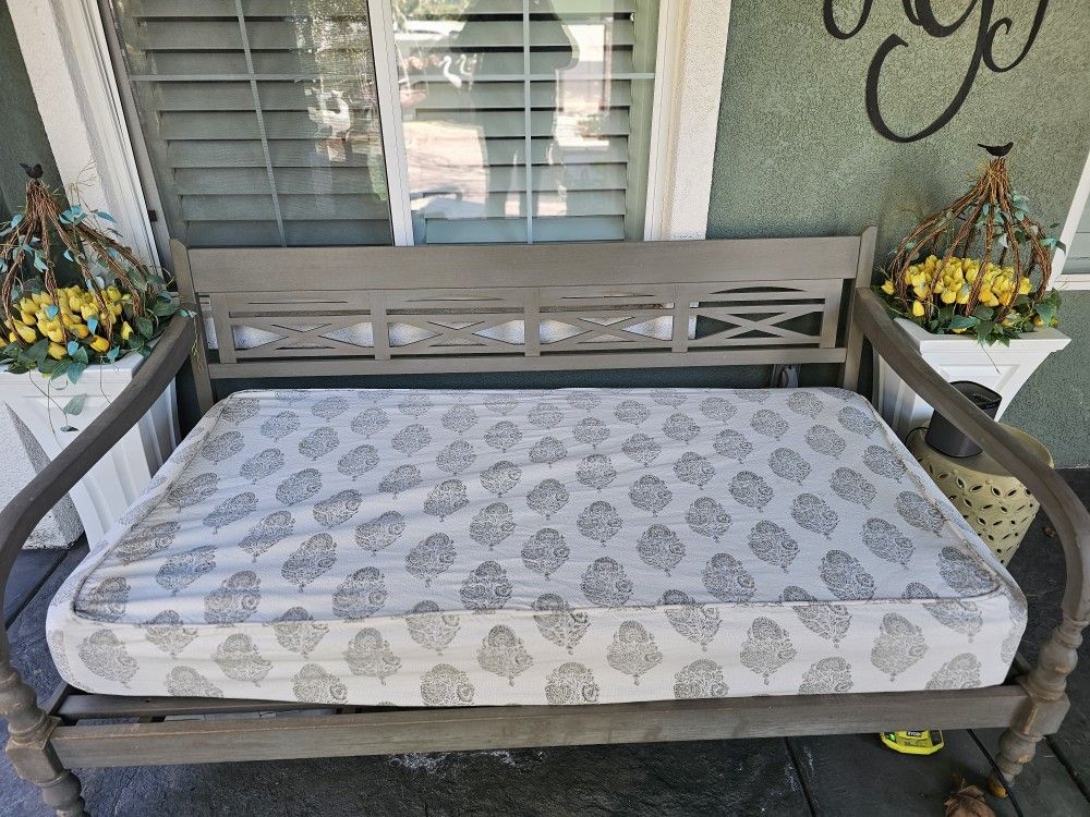 BEST OFFER. Outdoor/Indoor Twin Daybed