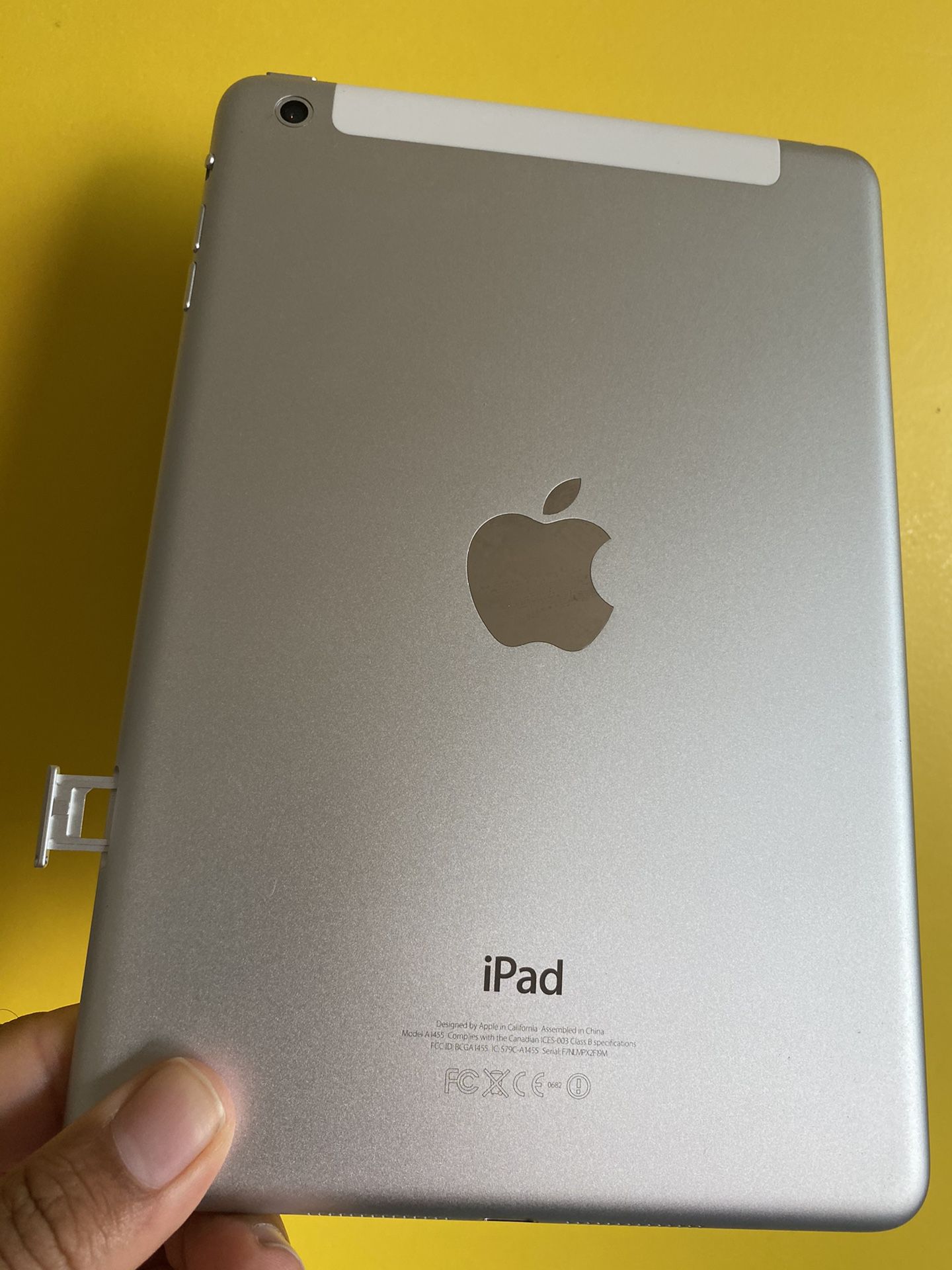 Apple iPad Mini (7.9” HD Display / 2 Camera) 16GB WiFi + Cellular (LTE/Unlocked) with Complete Accessories