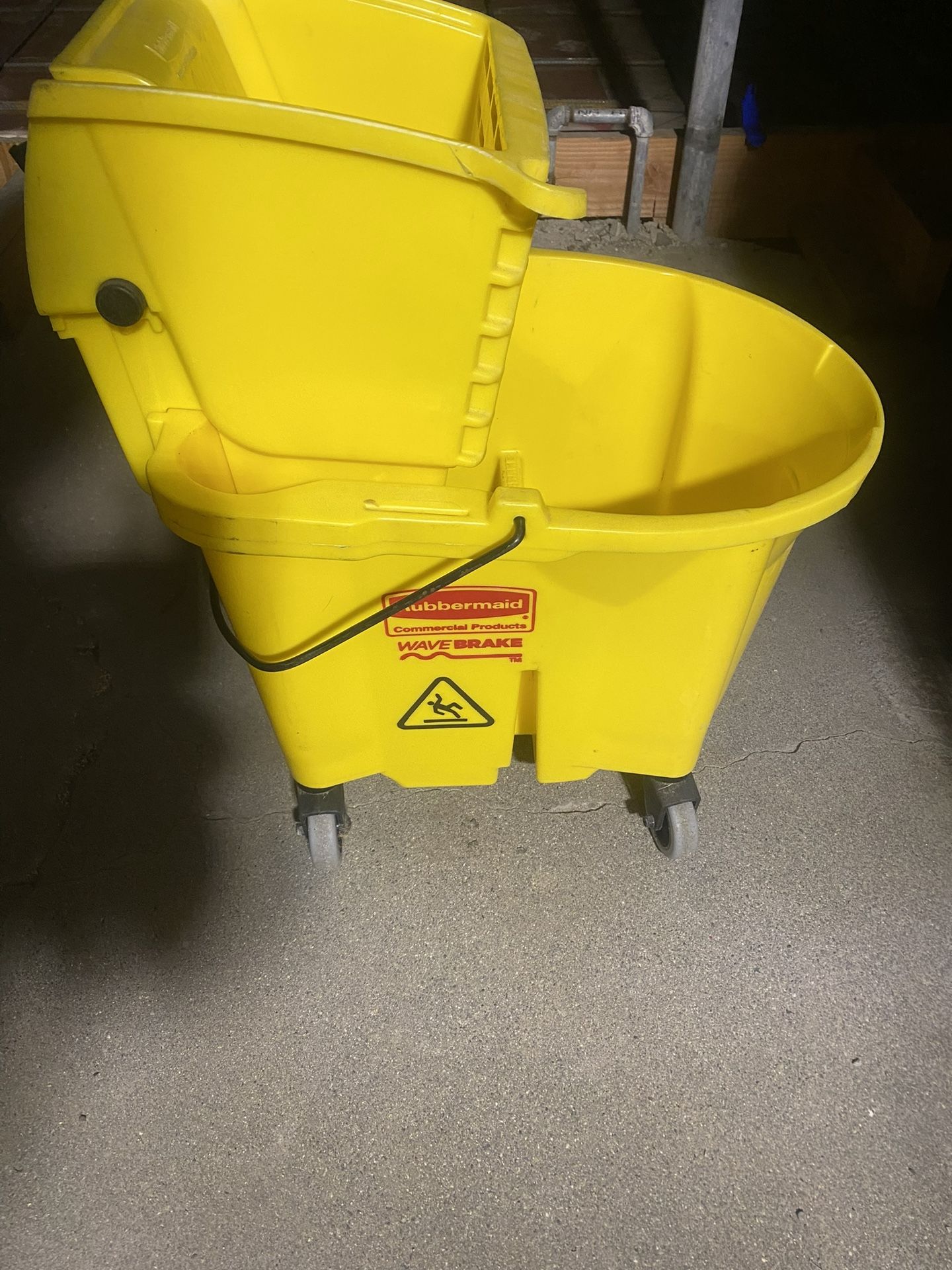 Industrial Size Rubbermaid Mop Bucket