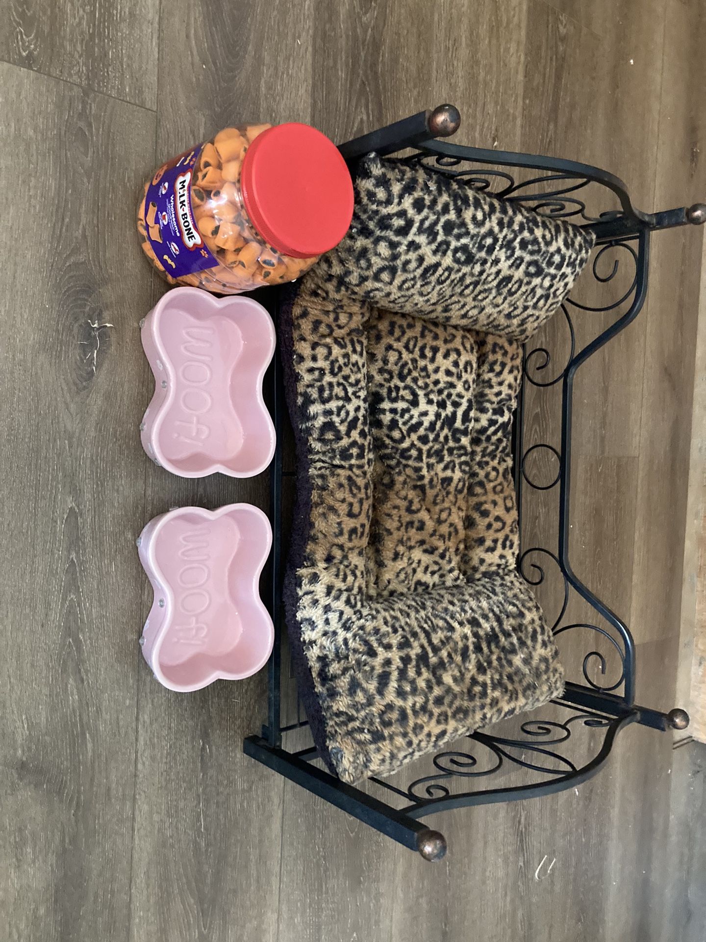 Dog Bed With 2 Pink Diamond Bowls Shaped As Bones Plus Dog Treats 25,00