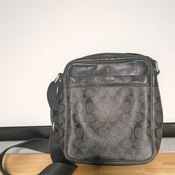 Men’s original coach shoulder bag
Color Grey and black
Authentic