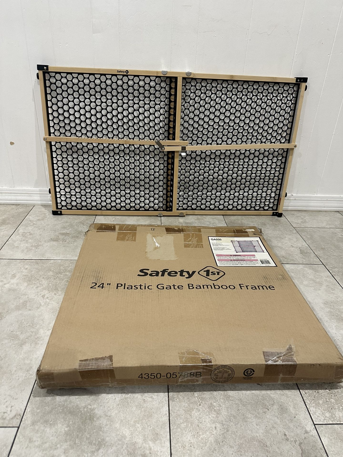 Extra Wide Pet Gate / Baby Gate - Fits Openings 28” - 42”