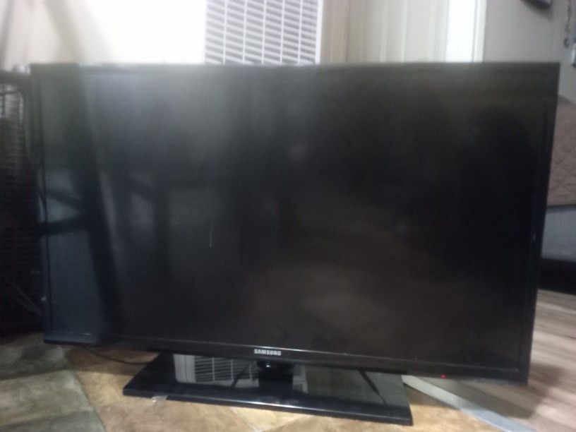 Samsung 32 Inch Flat Screen TV