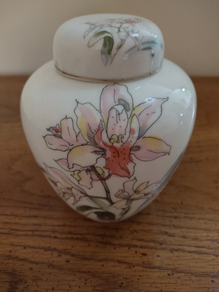 Lily flower decorative vase ginger jar with top lid
