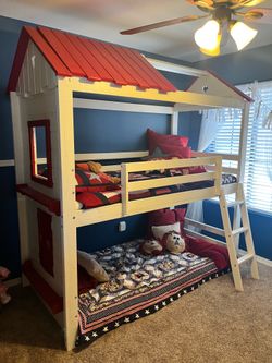 Bunkbeds that look like a mini house