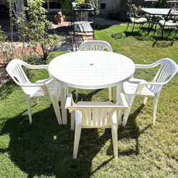 White Plastic Dining Set Table And 4 Chairs 