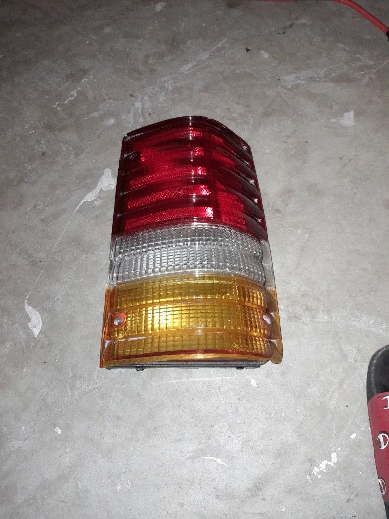 Passenger Tail Light Fits 86-95 FORD AEROSTAR E99B-13440-AA


